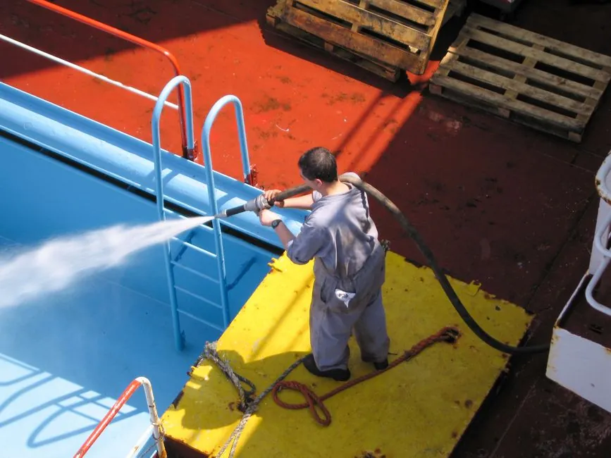 Piscine residentielle a l'eau claire