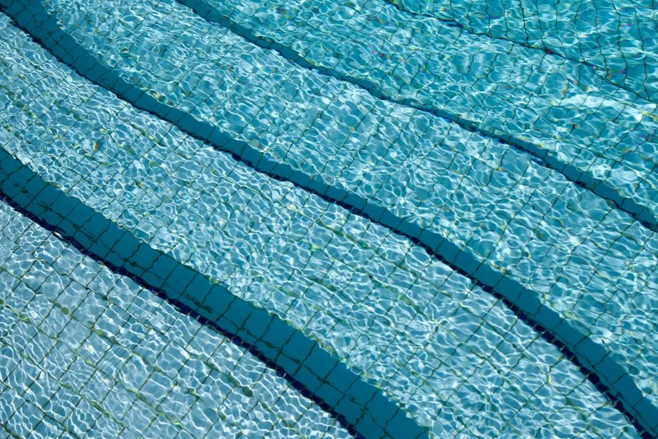 Piscine residentielle a l’eau bleue cristalline, entretenue par Mr. O
